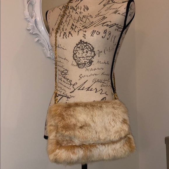 Handbags - 🔴Furry cream clutch/ crossbody bag